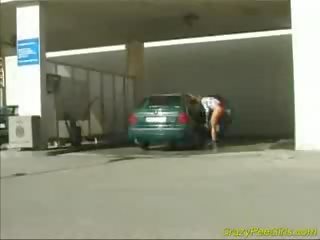 疯狂的 撒尿 女孩 在 该 汽车 洗